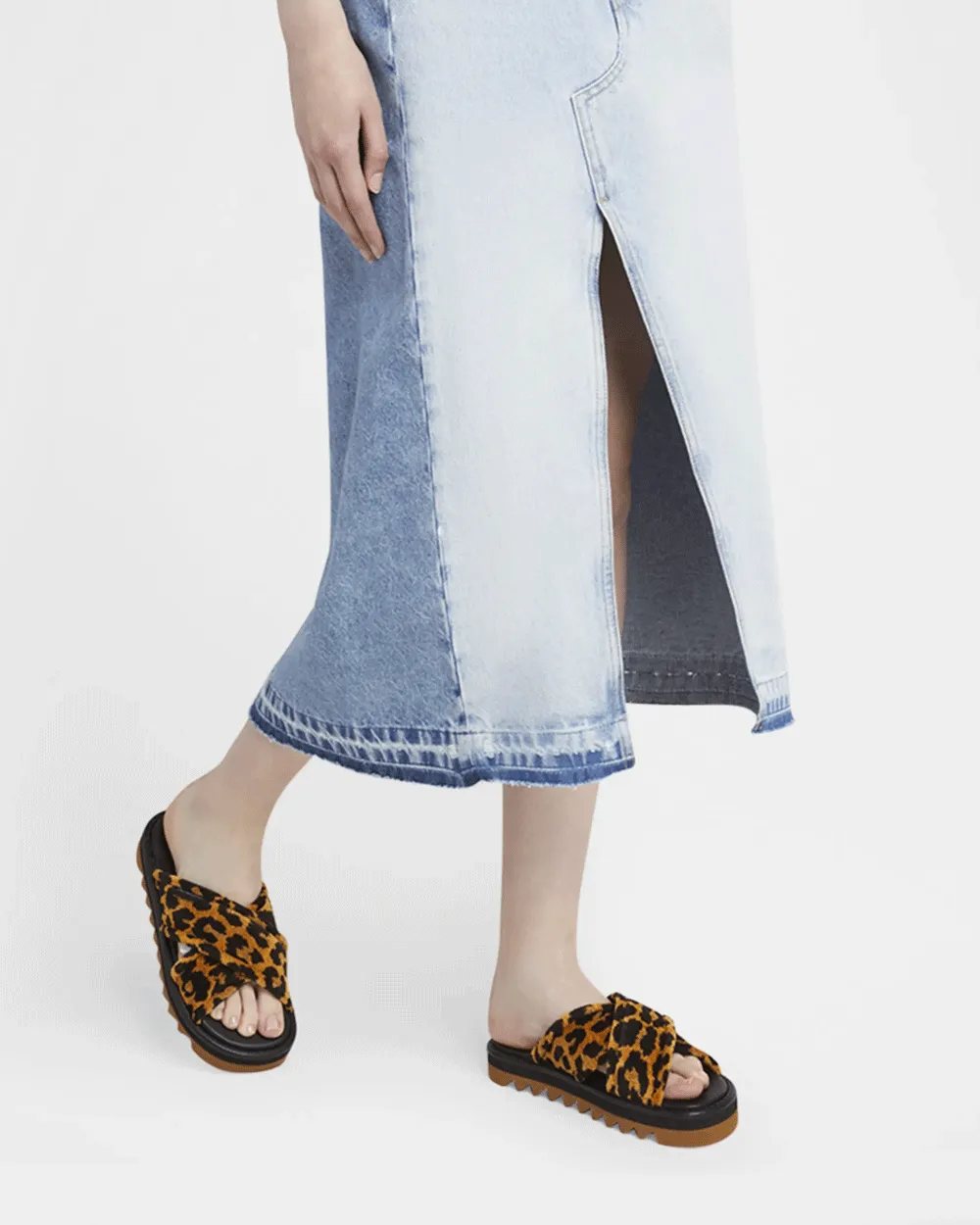 Sneak-Elyse Twisted Sandal in Leopard